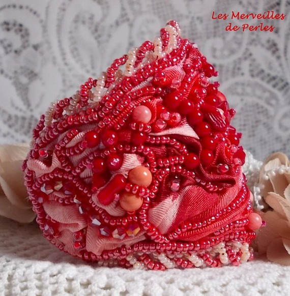 Coralie manchet armband geborduurd met rood koraal, lichtroze en rocailles