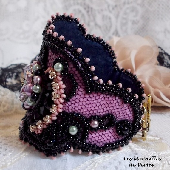 Marquise manchet armband geborduurd met Swarovski kristallen, antiek zwart kant uit 1950, zoetwaterparels en rocailles.