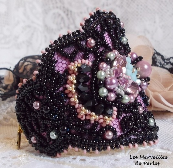 Marquise manchet armband geborduurd met Swarovski kristallen, antiek zwart kant uit 1950, zoetwaterparels en rocailles.