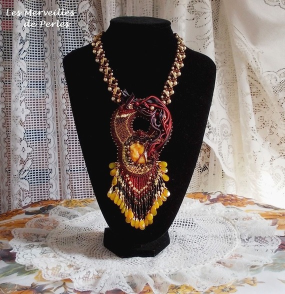 Aura ketting, een gradatie van kleur weergegeven door een zijden Shibori en een mooie fijne steen "amber".