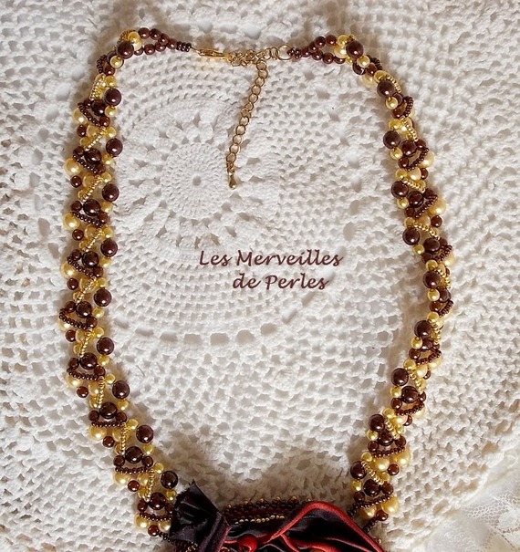 Aura ketting, een gradatie van kleur weergegeven door een zijden Shibori en een mooie fijne steen "amber".