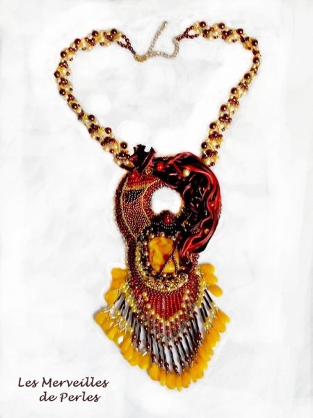 Aura ketting, een gradatie van kleur weergegeven door een zijden Shibori en een mooie fijne steen "amber".