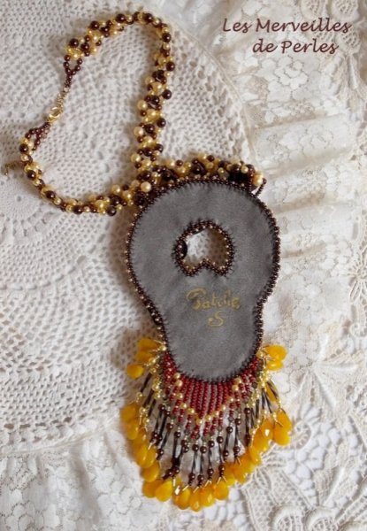 Aura ketting, een gradatie van kleur weergegeven door een zijden Shibori en een mooie fijne steen "amber".