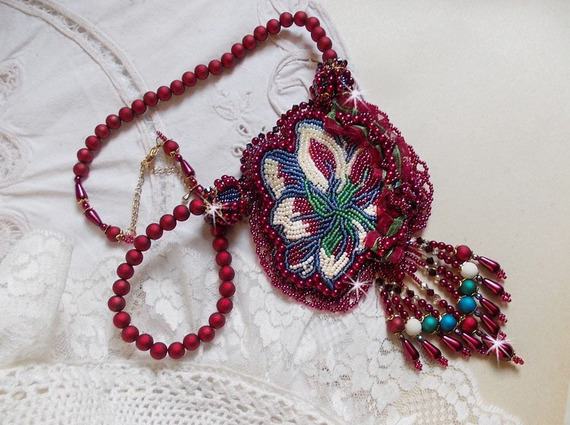 Ketting Enchantement d'Automne geborduurd met Bordeauxse parels, kant, diverse parels en rocailles