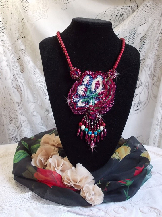 Ketting Enchantement d'Automne geborduurd met Bordeauxse parels, kant, diverse parels en rocailles