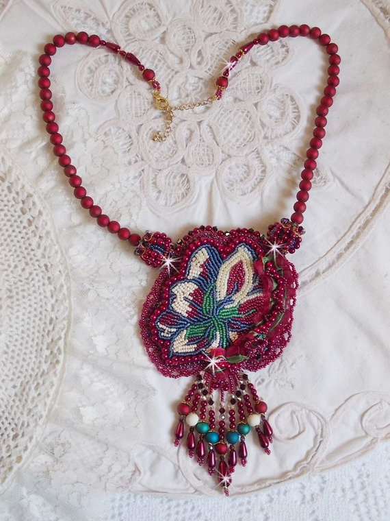 Ketting Enchantement d'Automne geborduurd met Bordeauxse parels, kant, diverse parels en rocailles