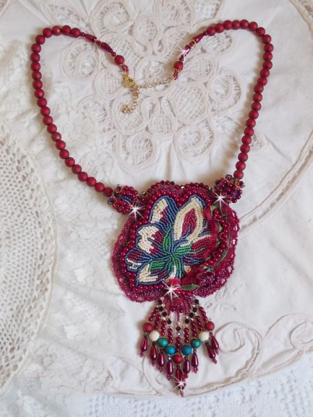 Ketting Enchantement d'Automne geborduurd met Bordeauxse parels, kant, diverse parels en rocailles