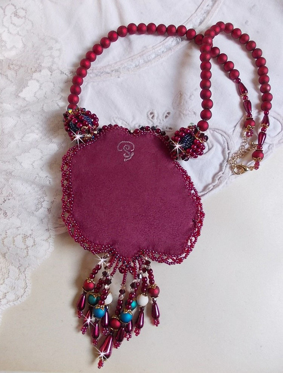 Ketting Enchantement d'Automne geborduurd met Bordeauxse parels, kant, diverse parels en rocailles