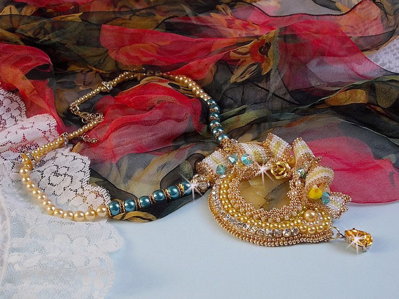 Haute-Couture Sunflower Gold hanger geborduurd met 24 karaats vergulde rocailles, een Madagaskar opaal en Swarovski kristallen.