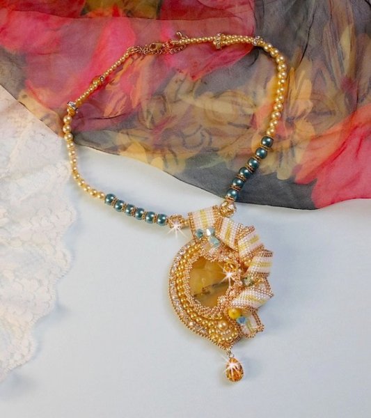 Haute-Couture Sunflower Gold hanger geborduurd met 24 karaats vergulde rocailles, een Madagaskar opaal en Swarovski kristallen.