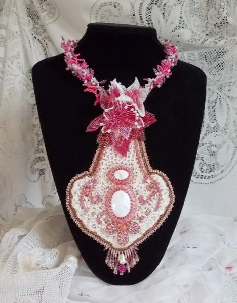 Roze lelie ketting met witte Howliet edelsteen, rocailles, kant en diverse kralen Haute-Couture stijl