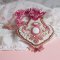 Roze lelie ketting met witte Howliet edelsteen, rocailles, kant en diverse kralen Haute-Couture stijl