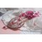 Roze lelie ketting met witte Howliet edelsteen, rocailles, kant en diverse kralen Haute-Couture stijl