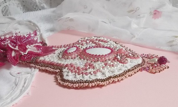 Roze lelie ketting met witte Howliet edelsteen, rocailles, kant en diverse kralen Haute-Couture stijl