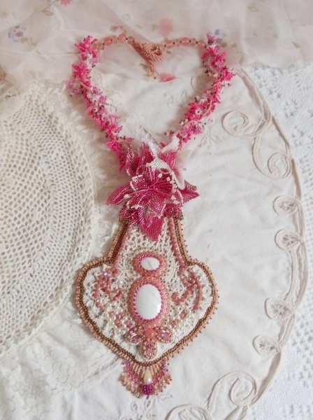 Roze lelie ketting met witte Howliet edelsteen, rocailles, kant en diverse kralen Haute-Couture stijl
