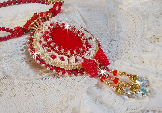 Nous Deux Haute-Couture barok hanger geborduurd met halfedelstenen parels en Swarovski kristal 