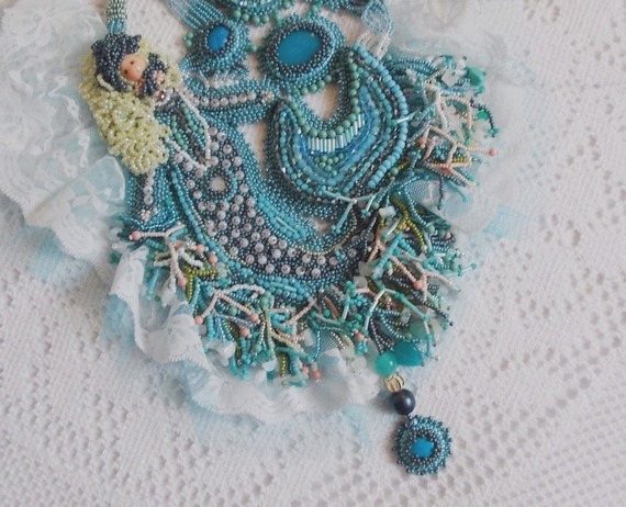 Ketting Plastron La Petite Sirène Haute-Couture geborduurd met halfedelstenen van Howliet, Maanstenen en Kristallen