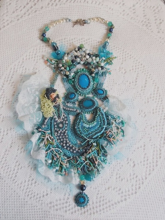 Ketting Plastron La Petite Sirène Haute-Couture geborduurd met halfedelstenen van Howliet, Maanstenen en Kristallen