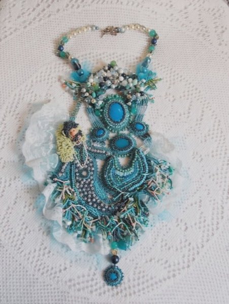 Ketting Plastron La Petite Sirène Haute-Couture geborduurd met halfedelstenen van Howliet, Maanstenen en Kristallen