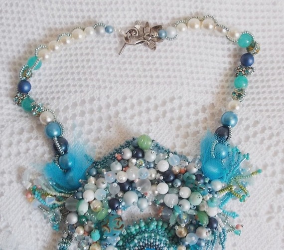 Ketting Plastron La Petite Sirène Haute-Couture geborduurd met halfedelstenen van Howliet, Maanstenen en Kristallen