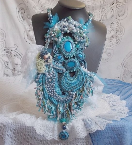 Ketting Plastron La Petite Sirène Haute-Couture geborduurd met halfedelstenen van Howliet, Maanstenen en Kristallen