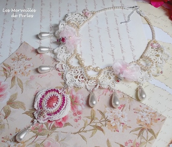 Victoriaanse geborduurde Valmont ketting met Ivory kant, parel kralen en Swarovski kristallen