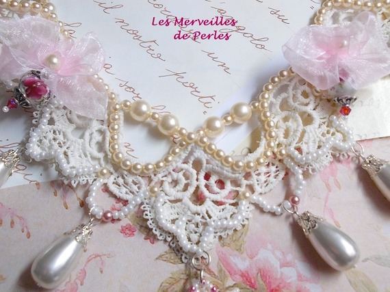 Victoriaanse geborduurde Valmont ketting met Ivory kant, parel kralen en Swarovski kristallen