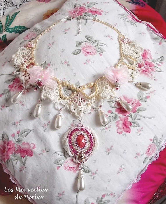 Victoriaanse geborduurde Valmont ketting met Ivory kant, parel kralen en Swarovski kristallen