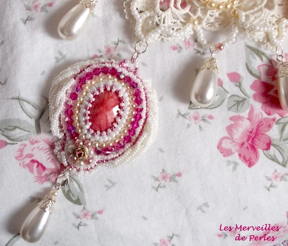 Victoriaanse geborduurde Valmont ketting met Ivory kant, parel kralen en Swarovski kristallen