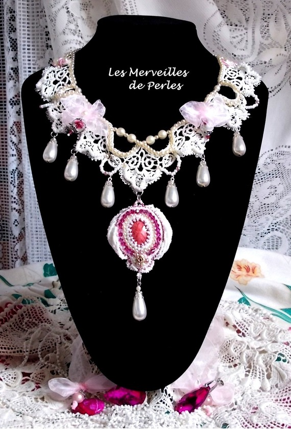 Victoriaanse geborduurde Valmont ketting met Ivory kant, parel kralen en Swarovski kristallen