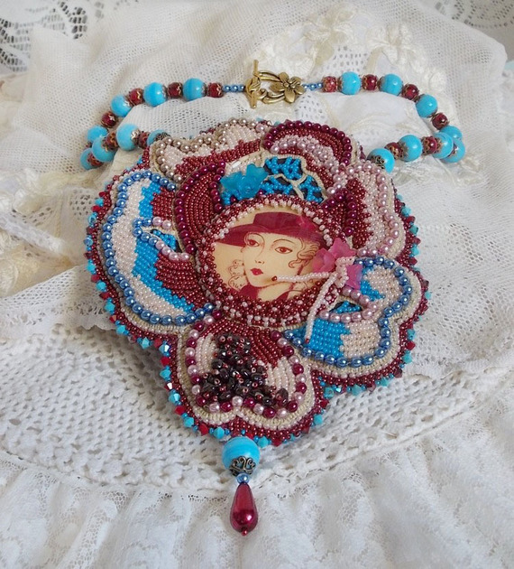 Bel'Art slabbetjesketting met jaren 50 hars cabochon, rocailles en Swarovski kristallen parels 