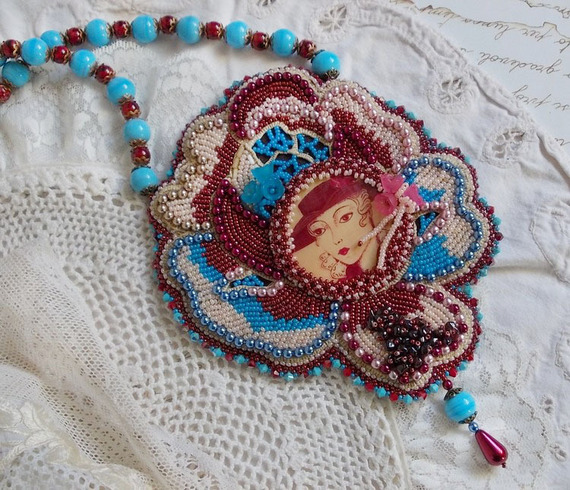 Bel'Art slabbetjesketting met jaren 50 hars cabochon, rocailles en Swarovski kristallen parels 