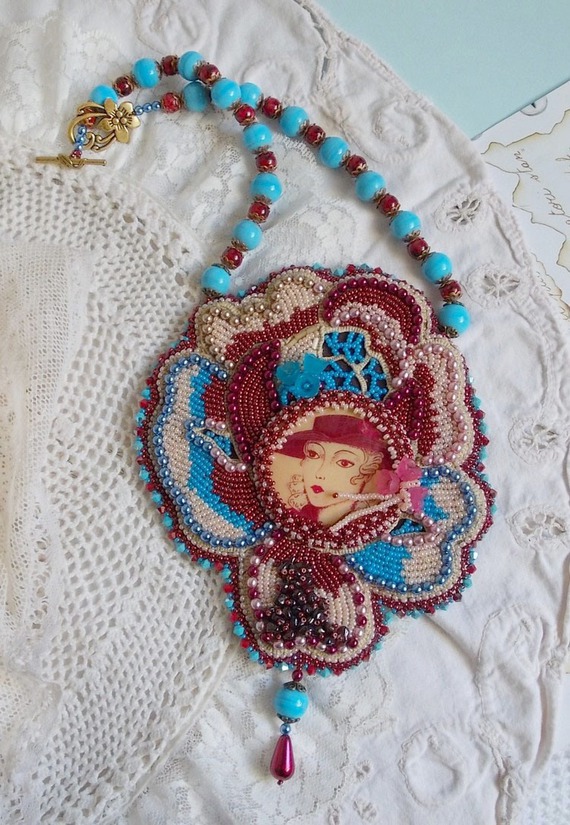 Bel'Art slabbetjesketting met jaren 50 hars cabochon, rocailles en Swarovski kristallen parels 