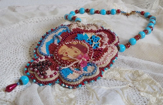 Bel'Art slabbetjesketting met jaren 50 hars cabochon, rocailles en Swarovski kristallen parels 