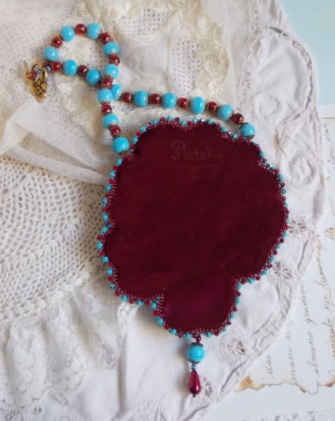 Bel'Art slabbetjesketting met jaren 50 hars cabochon, rocailles en Swarovski kristallen parels 