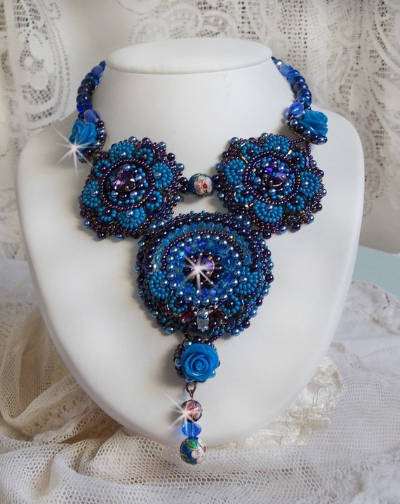 Koningsblauwe rozen ketting met Swarovski kristallen en rocailles