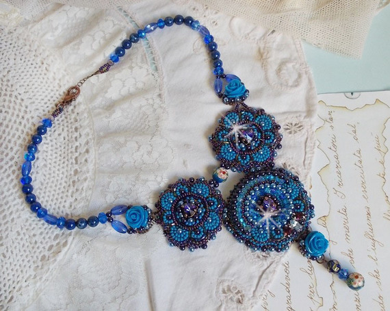 Koningsblauwe rozen ketting met Swarovski kristallen en rocailles