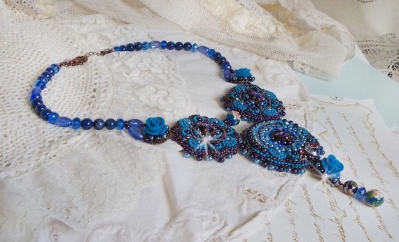 Koningsblauwe rozen ketting met Swarovski kristallen en rocailles