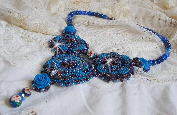 Koningsblauwe rozen ketting met Swarovski kristallen en rocailles