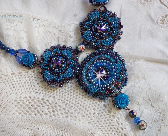Koningsblauwe rozen ketting met Swarovski kristallen en rocailles