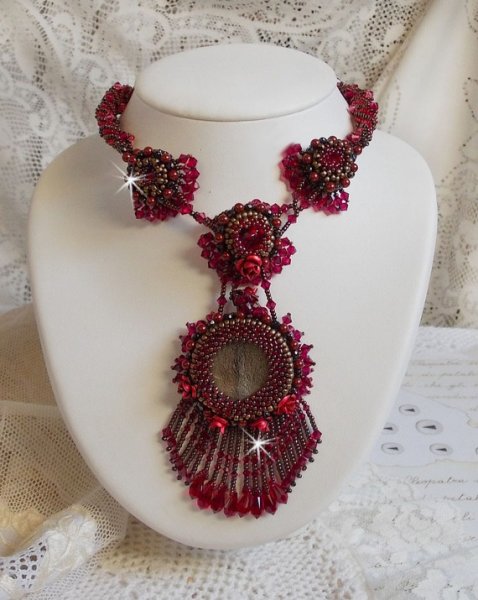 Rubby One ketting geborduurd met Swarovski kristallen en een keramische cabochon
