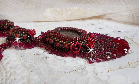 Rubby One ketting geborduurd met Swarovski kristallen en een keramische cabochon