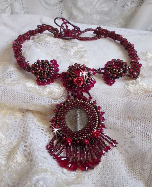 Rubby One ketting geborduurd met Swarovski kristallen en een keramische cabochon