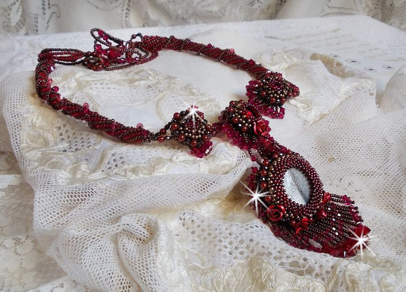 Rubby One ketting geborduurd met Swarovski kristallen en een keramische cabochon