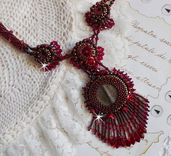 Rubby One ketting geborduurd met Swarovski kristallen en een keramische cabochon