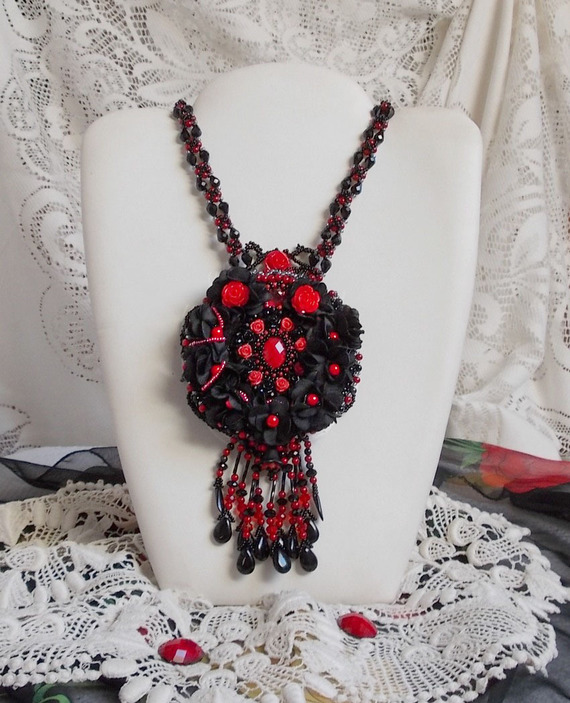 Middernacht in Parijs ketting geborduurd met Swarovski kristallen, hars rozen, rocailles en zwarte dolken
