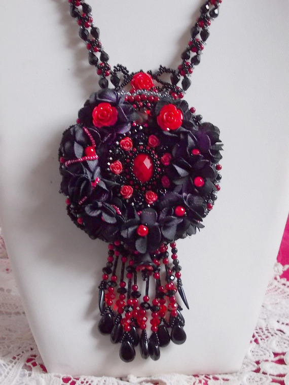 Middernacht in Parijs ketting geborduurd met Swarovski kristallen, hars rozen, rocailles en zwarte dolken
