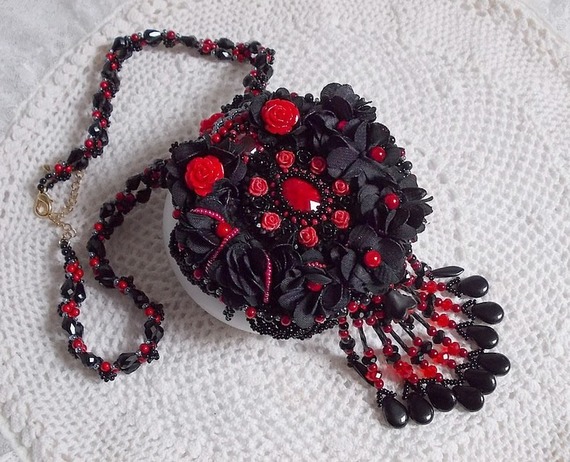 Middernacht in Parijs ketting geborduurd met Swarovski kristallen, hars rozen, rocailles en zwarte dolken