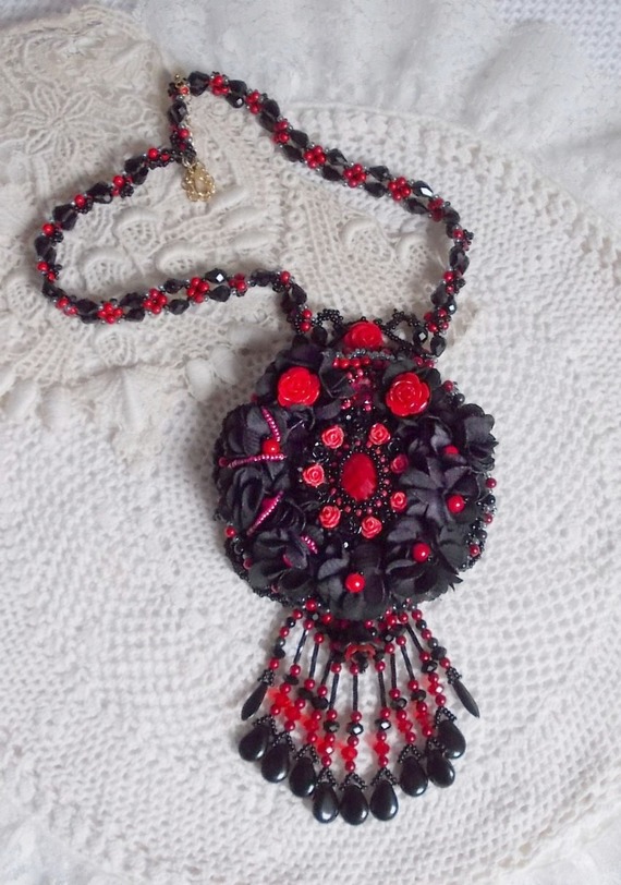 Middernacht in Parijs ketting geborduurd met Swarovski kristallen, hars rozen, rocailles en zwarte dolken