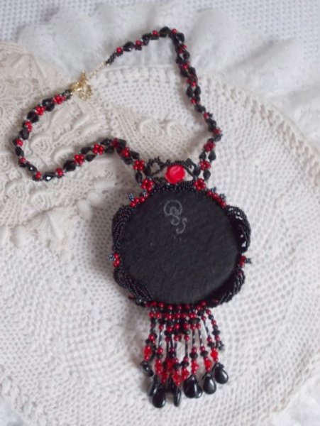 Middernacht in Parijs ketting geborduurd met Swarovski kristallen, hars rozen, rocailles en zwarte dolken